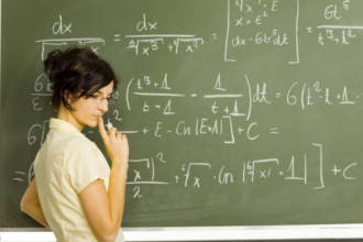 Женщина решает математические уравнения у доски