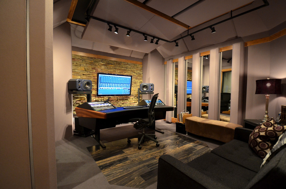 Рабочий стол с звуковым пультом в интерьере музыкальной студии