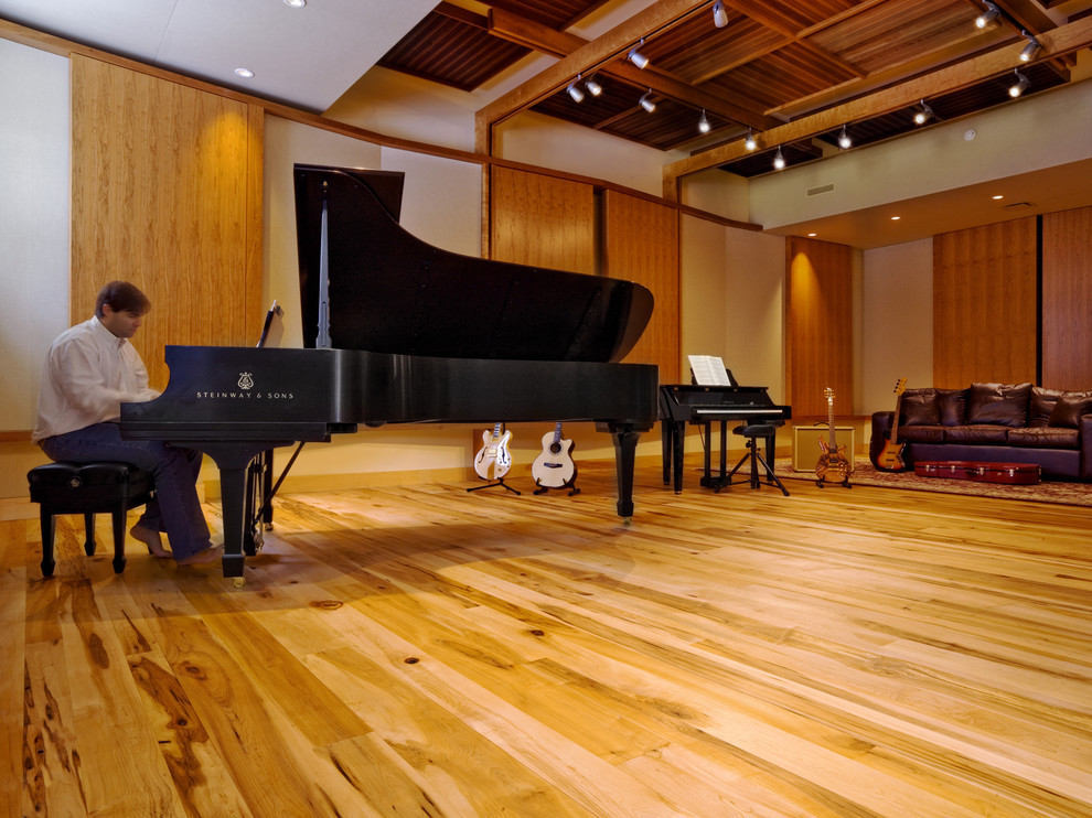 Черный рояль в интерьере музыкальной студии