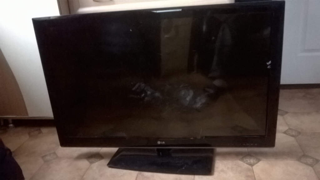 Разбил телевизор lg. Телевизор леново старый. Сломанный телевизор Лджи. DNS телевизор разбитый. Разбитый телек Лджи.