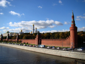 вид с реки на московский кремль