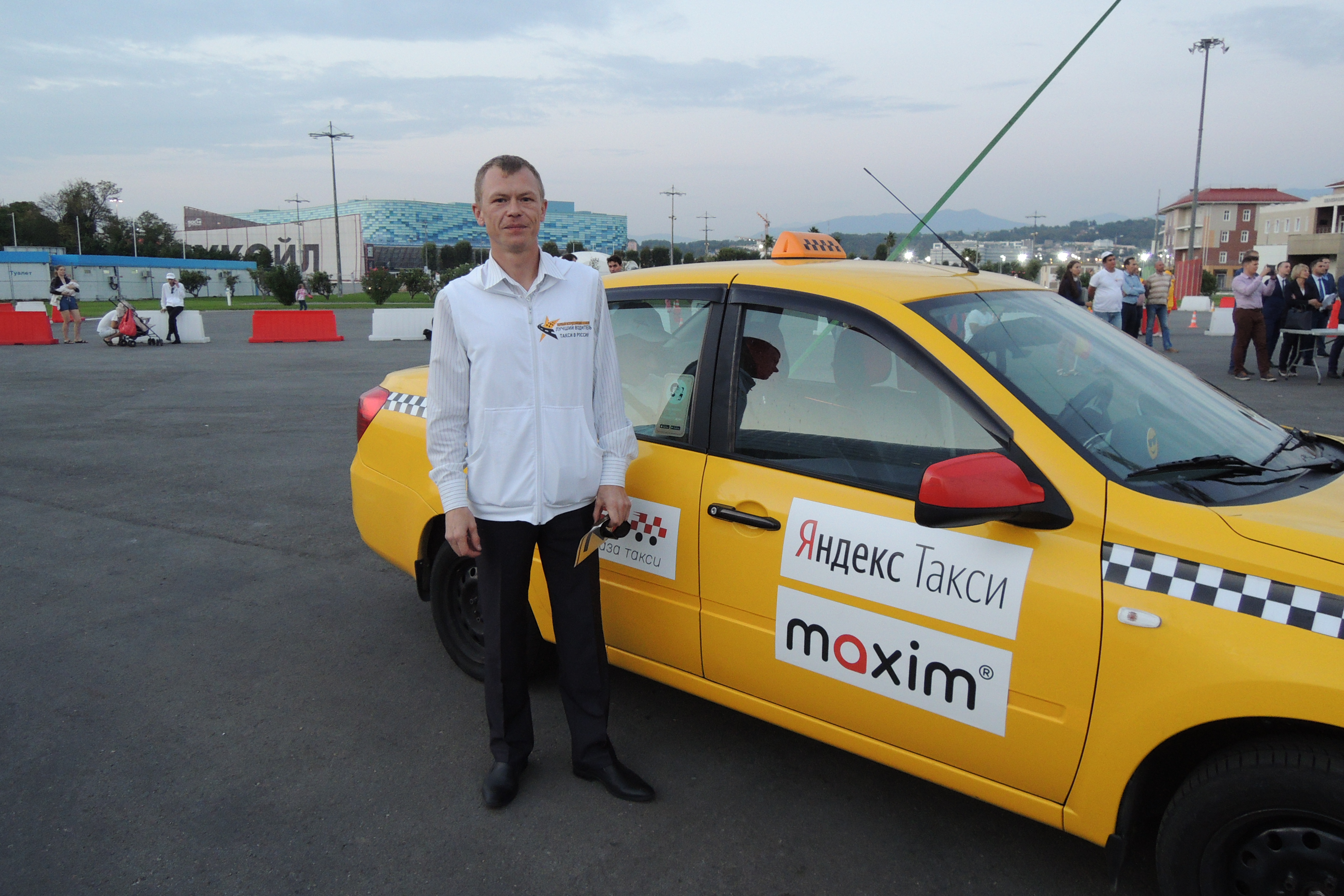 Версия водителя такси. Водитель такси. Такси фото. Российское такси.